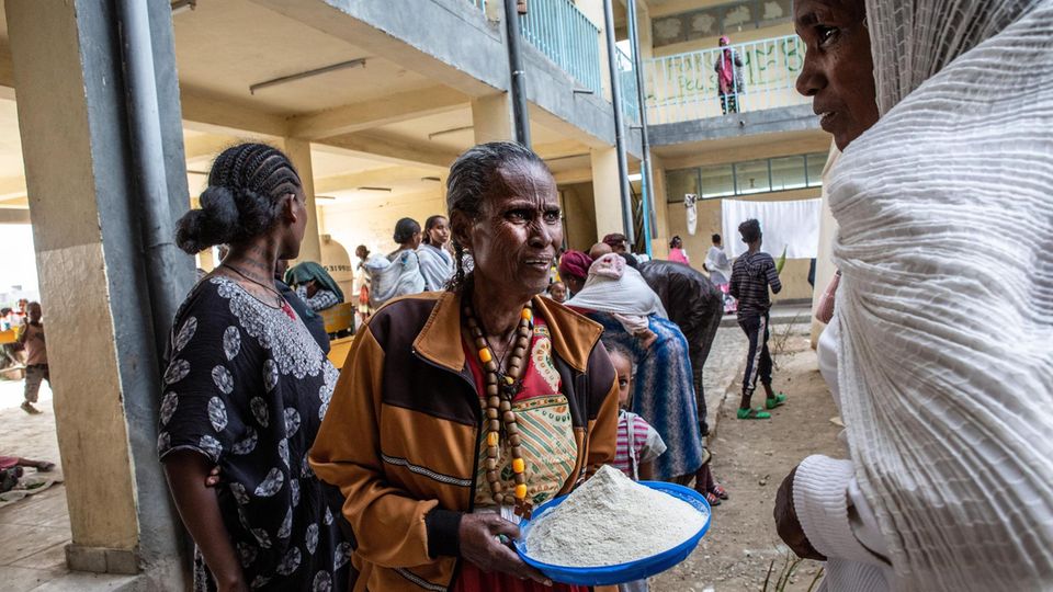 Lage in Tigray: Lebensmittelverteilung an Geflüchtete, die in einer ehemaligen Schule in Mek’ele Schutz gefunden haben Lebensmittelverteilung an Geflüchtete, die in einer ehemaligen Schule in Mek’ele Schutz gefunden haben