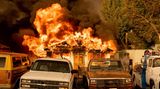 Flammen des Sugar Fire schlagen aus einem Wohnhaus