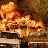 Flammen des Sugar Fire schlagen aus einem Wohnhaus