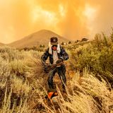 Ein Mann räumt im kalifornischen Ort Doyle eine Feuerschneise um sein Haus