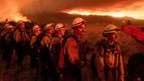 Feuerwehrleute sind im Einsatz im Kampf gegen das Sugar Fire