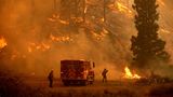 Feuerwehrleute bekämpfen das Sugar Fire, Teil des Beckwourth Complex Fire, im Plumas National Forest