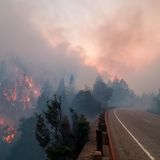 Ein Feuer brennt entlang der Oregon 138 in der Nähe von Steamboat