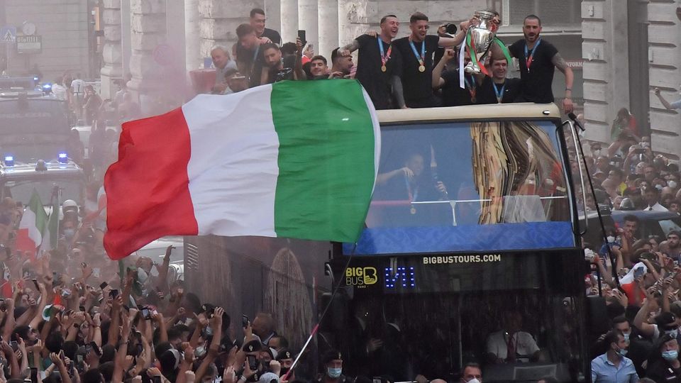Rom: Italiens EM-Helden lassen sich im Doppeldecker-Bus von der Menge feiern