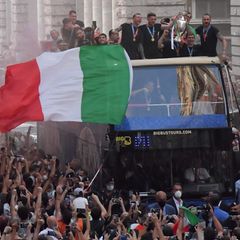 Rom: Italiens EM-Helden lassen sich im Doppeldecker-Bus von der Menge feiern