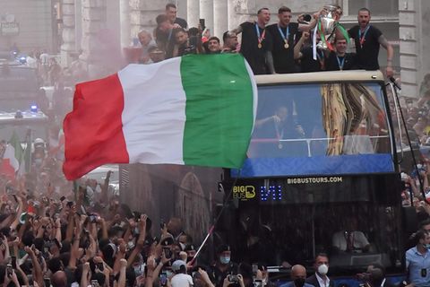 Rom: Italiens EM-Helden lassen sich im Doppeldecker-Bus von der Menge feiern
