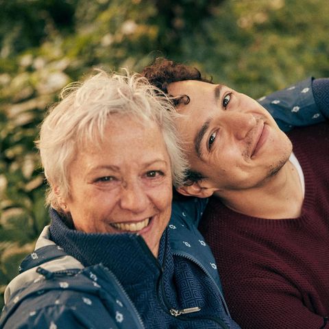 Die Autorin Claudia Schreiber war gerade 60, als sie die Diagnose Alzheimer bekam. Ihr Sohn Lukas Sam sieht sie seither schwinden