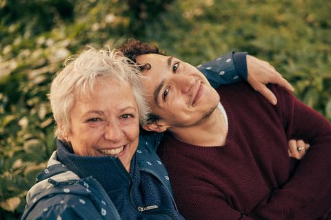 Die Autorin Claudia Schreiber war gerade 60, als sie die Diagnose Alzheimer bekam. Ihr Sohn Lukas Sam sieht sie seither schwinden