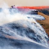 Ein Flugzeug wirft westlich von Clarkston, Wash, Feuerschutzmittel ab