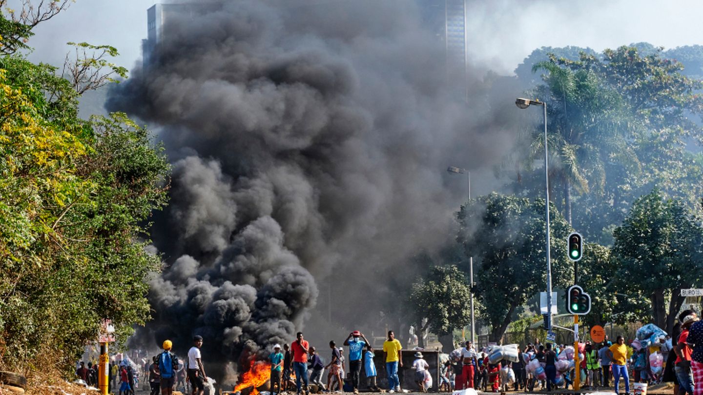 Gewaltsame Proteste in Südafrika nach Zuma-Inhaftierung außer Kontrolle.