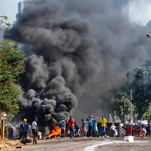 Gewaltsame Proteste in Südafrika nach Zuma-Inhaftierung außer Kontrolle.