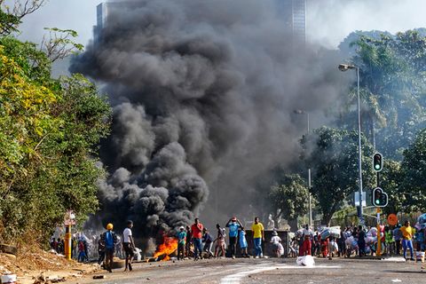 Gewaltsame Proteste in Südafrika nach Zuma-Inhaftierung außer Kontrolle.