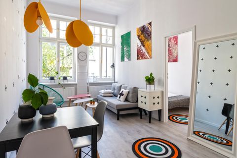 Kleine Wohnung mit Spiegeln und bunter Dekoration