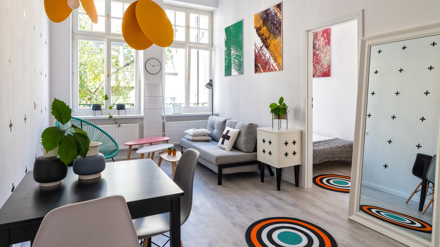 Kleine Wohnung mit Spiegeln und bunter Dekoration