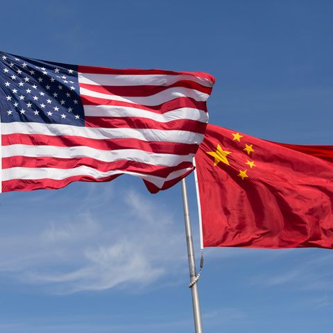 Die Flaggen der USA und der Volksrepublik China