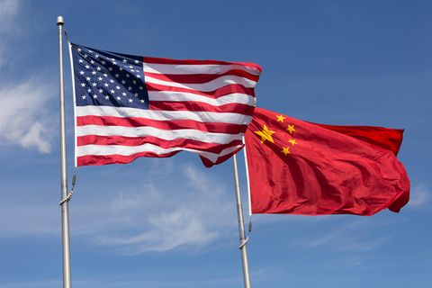 Die Flaggen der USA und der Volksrepublik China