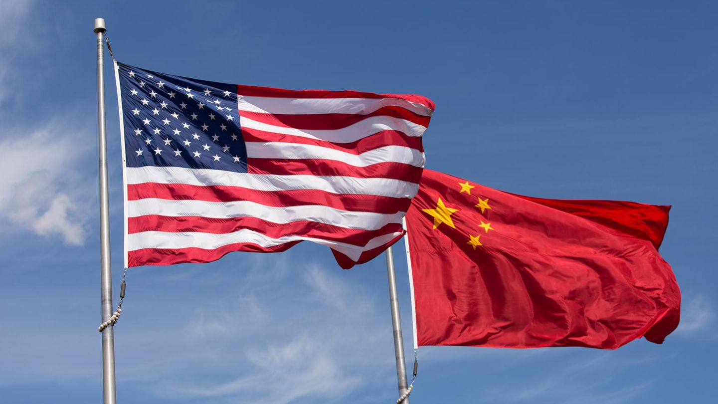 Zwischen zwei Giganten Die Flaggen der USA und der Volksrepublik China