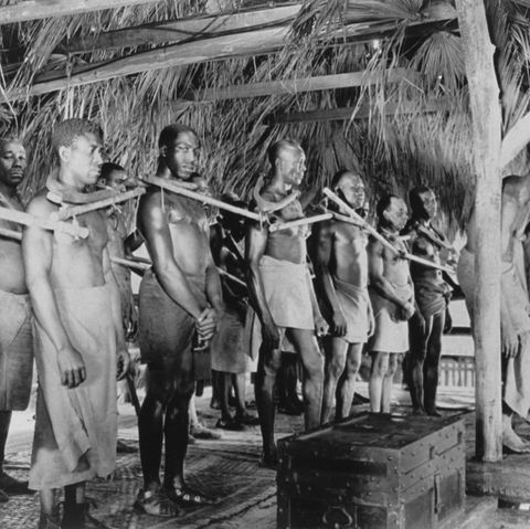 Auf einem historischen Schwarzweiß-Foto sind afrikanische Sklaven zu sehen