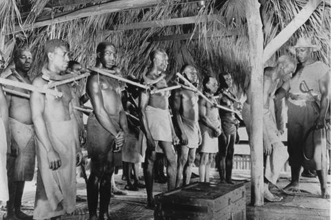 Auf einem historischen Schwarzweiß-Foto sind afrikanische Sklaven zu sehen