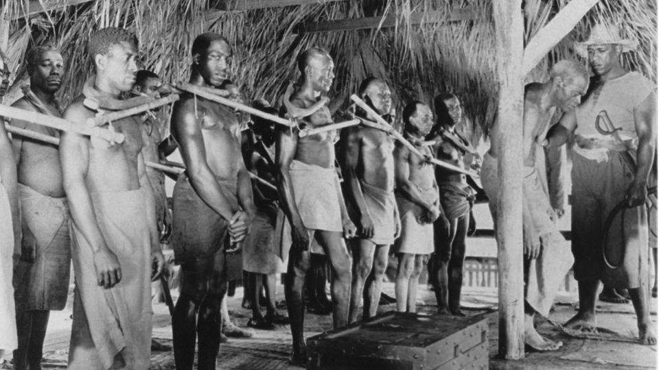 Auf einem historischen Schwarzweiß-Foto sind afrikanische Sklaven zu sehen