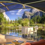 Der Zug kann große Seitenterrassen ausfahren.