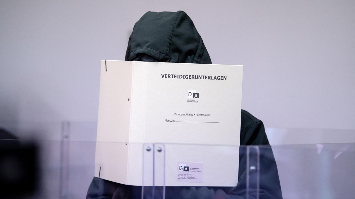 Der im "Wolsmasken-Prozess" Angeklagte zum Prozessbeginn im März im Landgericht München