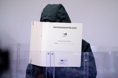 Der im "Wolsmasken-Prozess" Angeklagte zum Prozessbeginn im März im Landgericht München