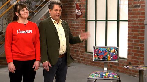 Lisa und Frank Brech stehen im Studio von Bares für Rares und präsentieren ihre Möbel