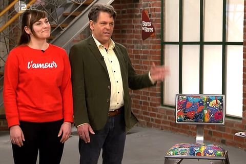Lisa und Frank Brech stehen im Studio von Bares für Rares und präsentieren ihre Möbel