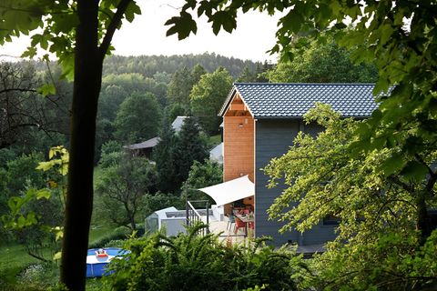 Das Haus der Familie Zedler steht dort, wo es herkommt – im Wald. Aufeinandergesteckte Blockbohlen bilden die Wände