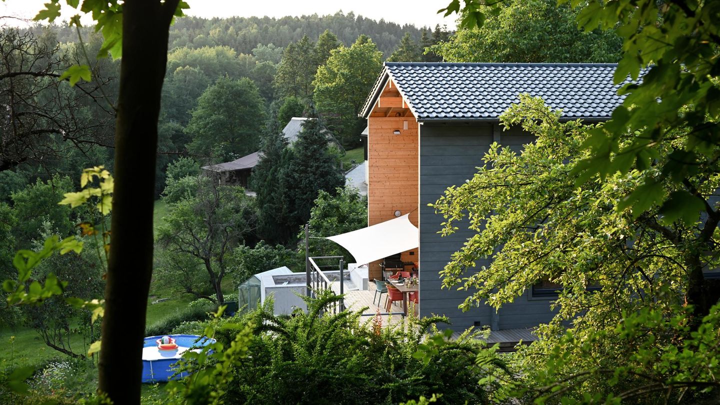 Immobilien: Das Haus der Familie Zedler steht dort, wo es herkommt – im Wald. Aufeinandergesteckte Blockbohlen bilden die Wände Das Haus der Familie Zedler steht dort, wo es herkommt – im Wald. Aufeinandergesteckte Blockbohlen bilden die Wände