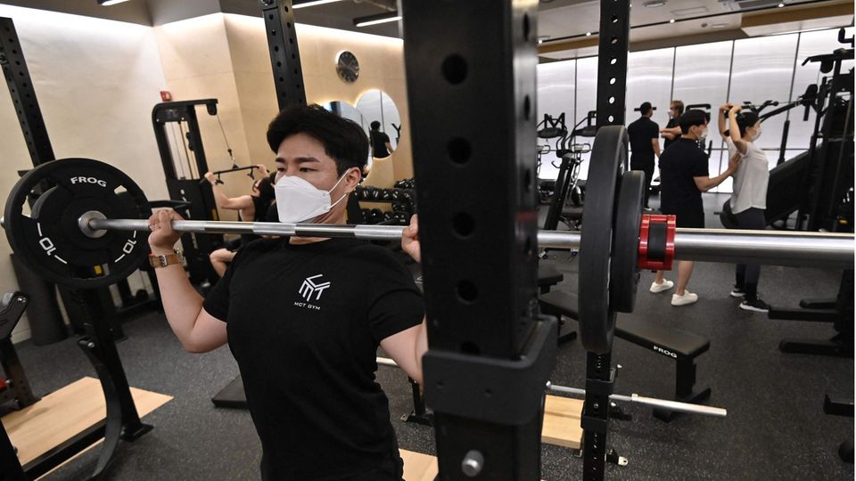 Menschen trainieren in einem Fitnessstudio in Südkoreas Hauptstadt Seoul
