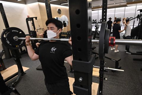 Menschen trainieren in einem Fitnessstudio in Südkoreas Hauptstadt Seoul