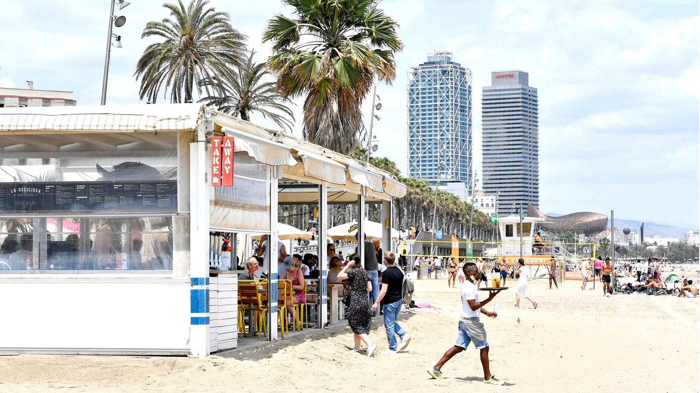 Tagsüber chillen am Strand von Barcelona, abends feiern: Katalonien meldete am 12. Juli eine Sieben-Tage-Inzidenz von 448 Infektionen pro 100.000 Einwohnern.