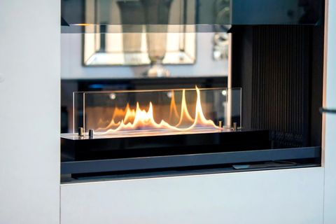 Ein Tischkamin wird mit Bioethanol betrieben, anstatt mit Holz
