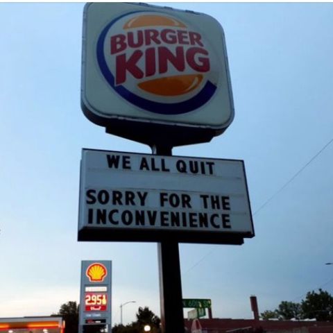 Ein Schild vor einem Burger King-Restaurant verkündet "Wir haben alle gekündigt."