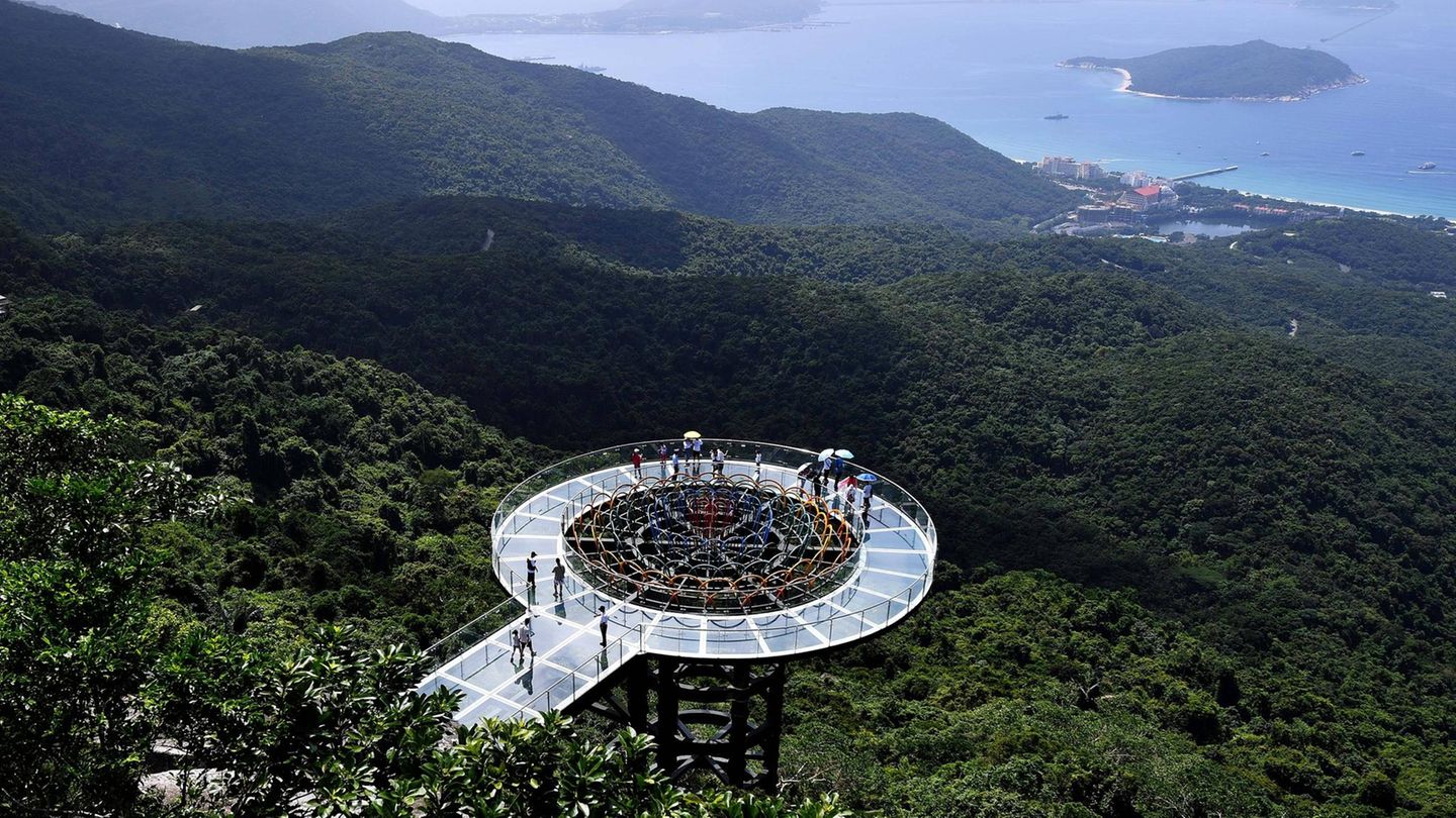 Skywalk im Yanlong Bay Tropical Paradise Forest Park