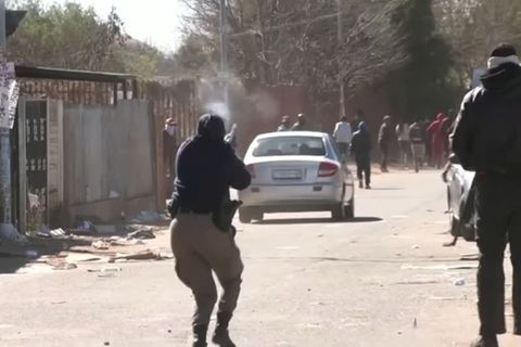 Proteste gegen Zuma-Inhaftierung: Unruhen und Plünderungen in Südafrika – Militär rückt aus