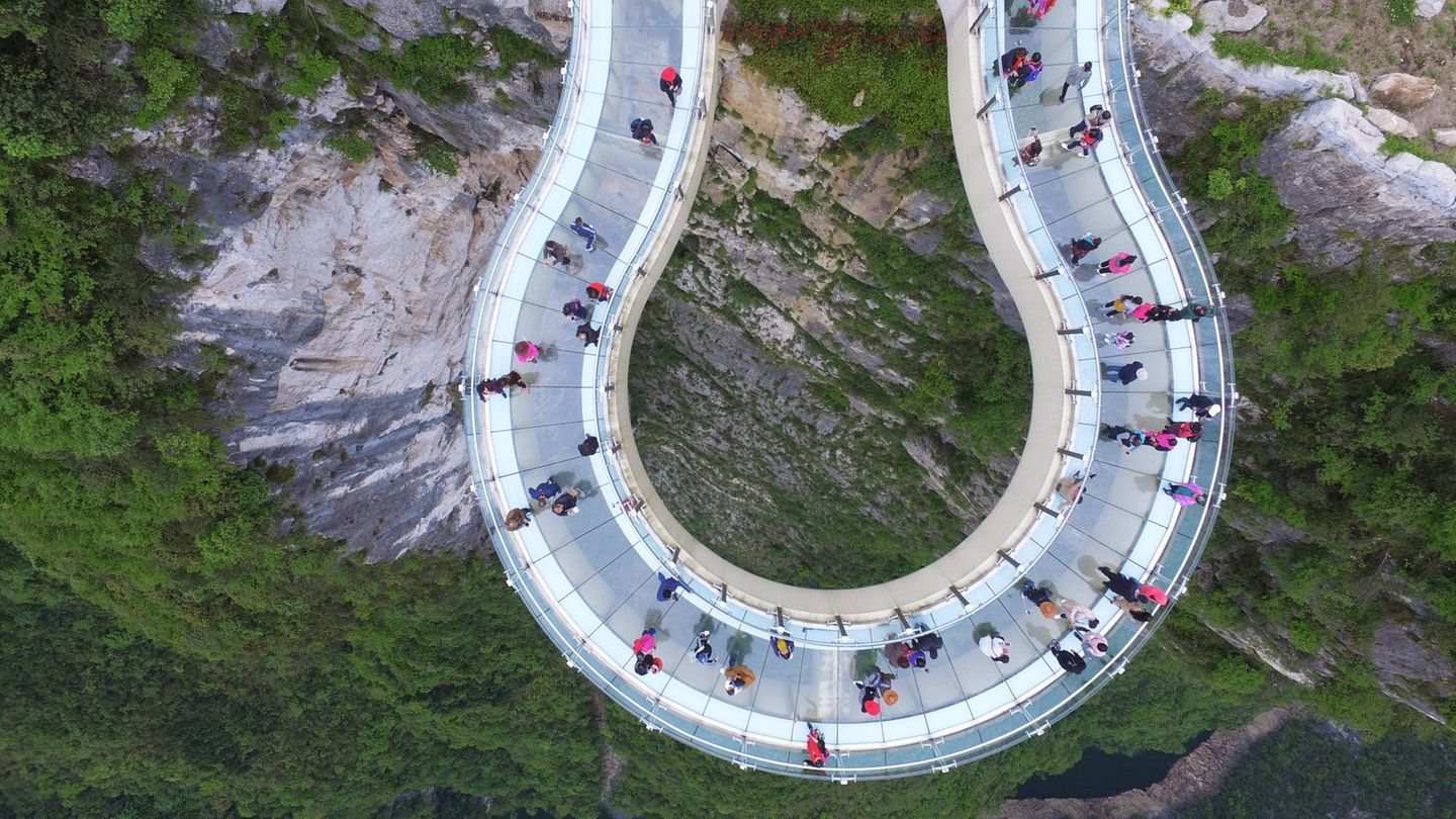 Skywalk Yunyang Longgang Geological Park in Chongqing