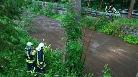 Feuerwehrleute suchen am Steinbach im sächsischen Jöhstadt nach einer vermissten Person
