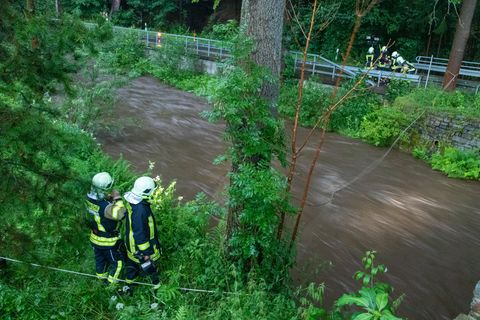 Feuerwehrleute suchen am Steinbach im sächsischen Jöhstadt nach einer vermissten Person