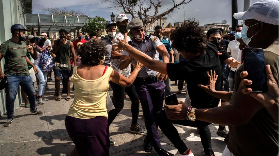 Die Polizei verhaftet einen regierungskritischen Demonstranten während einer Demonstration in Havanna