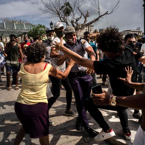 Die Polizei verhaftet einen regierungskritischen Demonstranten während einer Demonstration in Havanna