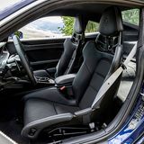 Die Sitze sind bequem und geben Seitenhalt