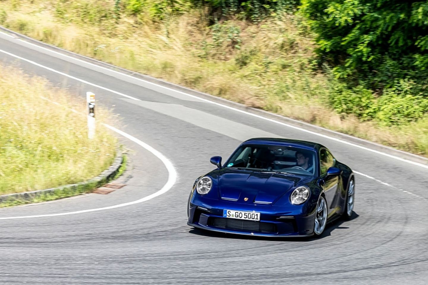 Kurven durcheilt der Porsche 911 GT3 mit Touring-Paket souverän