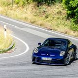 Kurven durcheilt der Porsche 911 GT3 mit Touring-Paket souverän