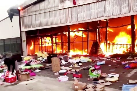 Tote und Plünderungen in Südafrika: Situation vielerorts außer Kontrolle: Augenzeugen filmen niederbrennendes Einkaufszentrum