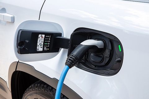 Der Land Rover Defender PHEV wird über eine Steckdose an der linken Fahrzeugseite mit Strom betankt