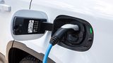 Der Land Rover Defender PHEV wird über eine Steckdose an der linken Fahrzeugseite mit Strom betankt