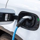 Der Land Rover Defender PHEV wird über eine Steckdose an der linken Fahrzeugseite mit Strom betankt